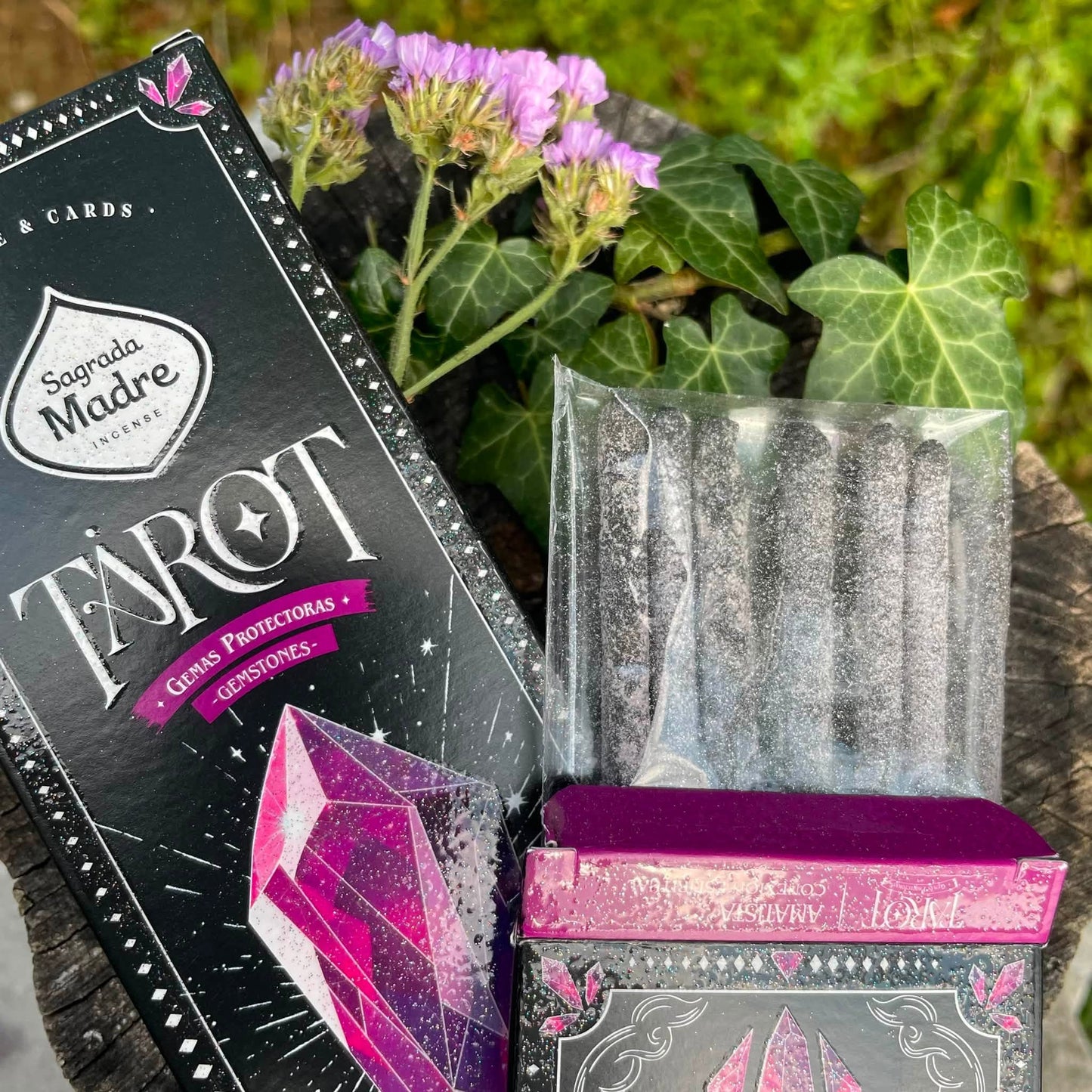 Nahaufnahme TAROT Amethyst Räucherstäbchen – violettes Glänzen mit echtem Amethyst-Pulver, harzig-holziger Duft, 100% natürlich von Sagrada Madre
