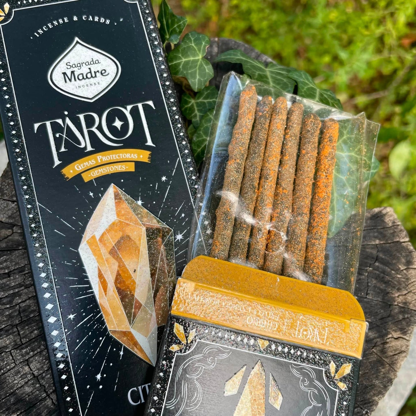 Nahaufnahme TAROT Citrin Räucherstäbchen – frisch-zitroniger Duft, warmes Glänzen mit echtem Citrin-Pulver, 100% natürlich von Sagrada Madre
