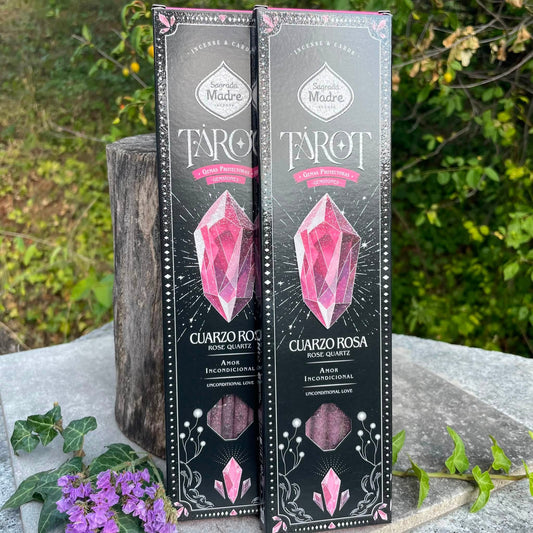 TAROT-Räucherwerk Rosenquarz von Sagrada Madre – 6 Premium-Stäbchen mit Rosenquarz-Pulverstaub, 1 Std. Brenndauer, mit Edelsteinkarten | WUNDERSTEIN
