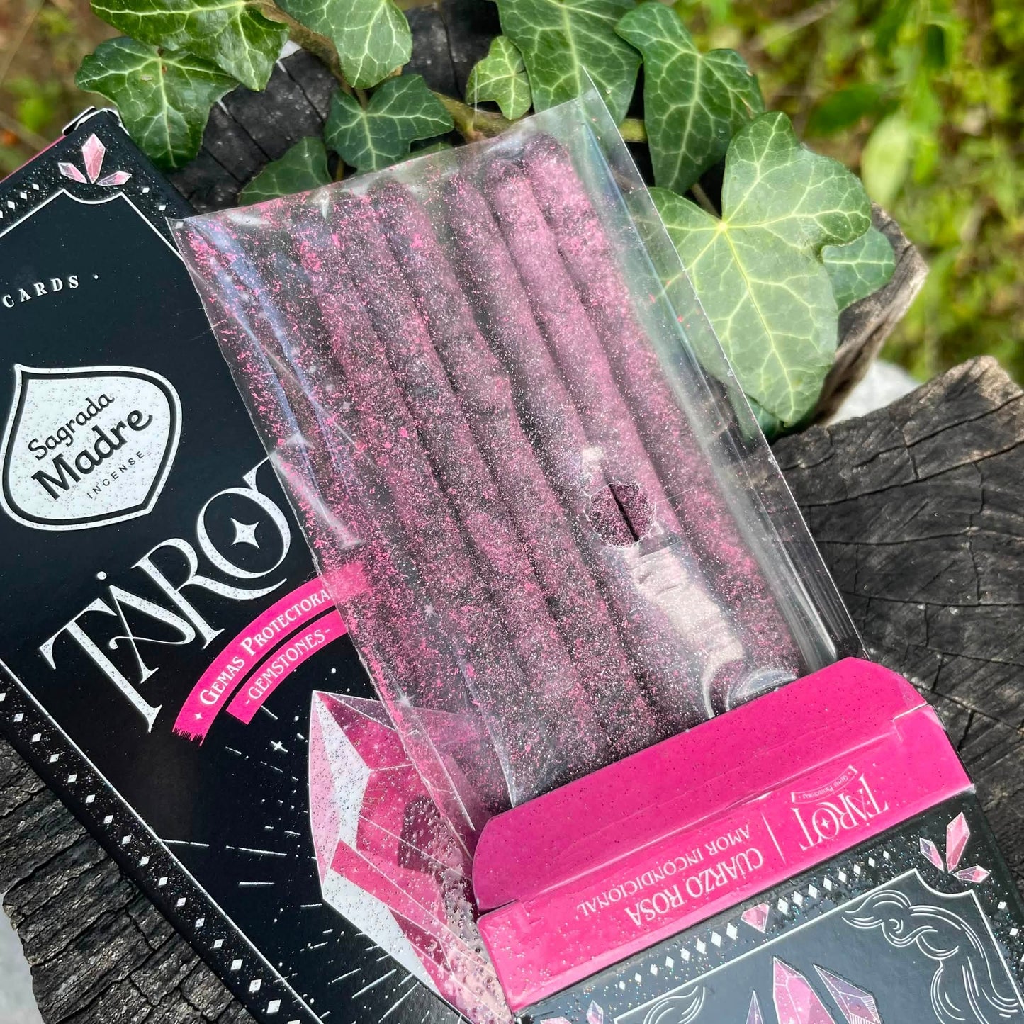 Nahaufnahme TAROT Rosenquarz Räucherstäbchen – sanft glänzende Stäbchen mit echtem Rosenquarz, blumig-süßer Duft, 100% natürlich von Sagrada Madre
