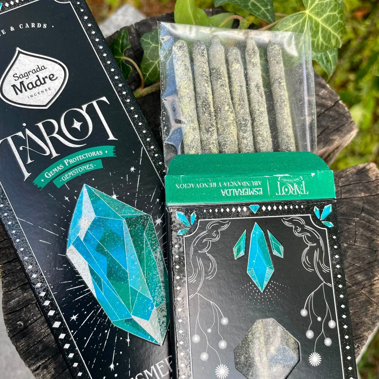 Nahaufnahme TAROT Smaragd Räucherstäbchen – tiefgrünes Glänzen mit echtem Smaragd-Pulver, frisch-krautiger Duft, 100% natürlich von Sagrada Madre
