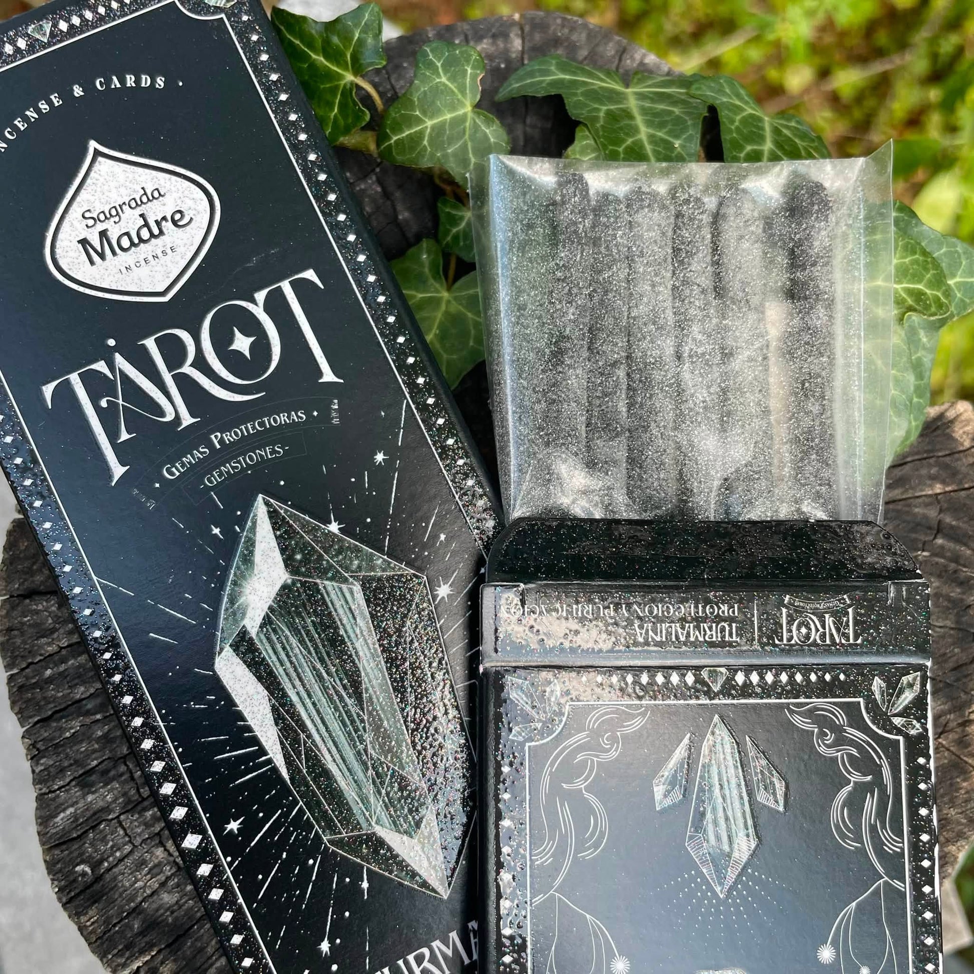 Nahaufnahme TAROT Turmalin Räucherstäbchen – dunkles Glänzen mit echtem Turmalin-Pulver, erdend & schützend, 100% natürlich von Sagrada Madre

