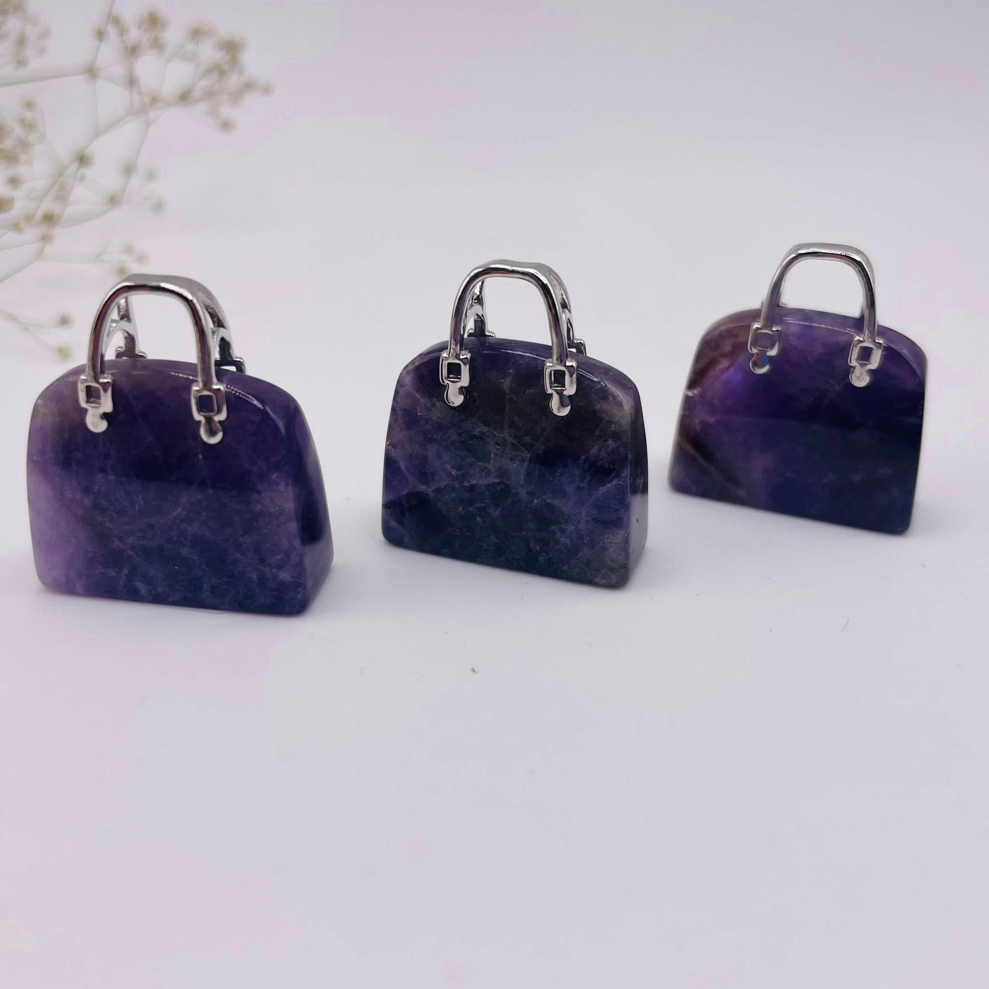 Nahaufnahme Amethyst Mini-Täschchen – natürliche Maserung und violetter Glanz sichtbar, WUNDERSTEIN