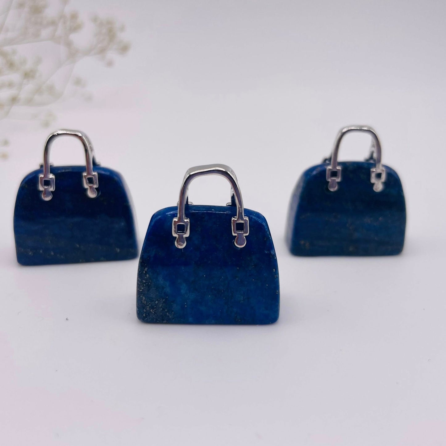 Nahaufnahme Lapislazuli Mini-Täschchen – natürliche Maserung und Goldglanz sichtbar, WUNDERSTEIN