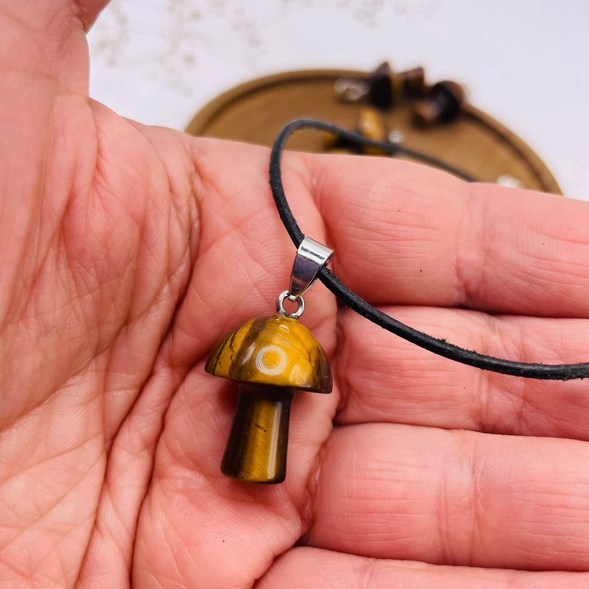 Pilzförmiger Tigerauge-Anhänger mit seidig schimmernder Farbwirkung und Silberöse, besonderer Edelsteinschmuck von WUNDERSTEIN
