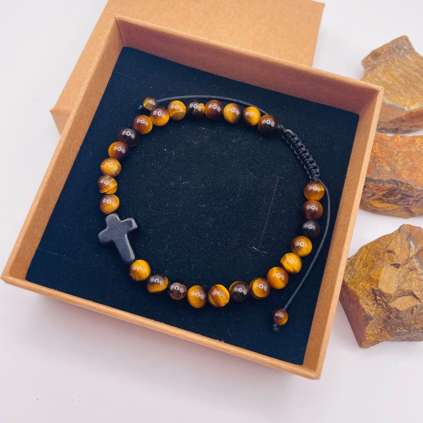 Edelsteinarmband mit Tigerauge und schwarzem Kreuz-Connector, handgefertigt von WUNDERSTEIN