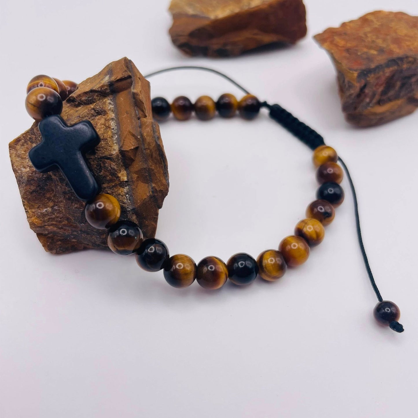 Edelsteinarmband mit Tigerauge und schwarzem Kreuz-Connector, handgefertigt von WUNDERSTEIN