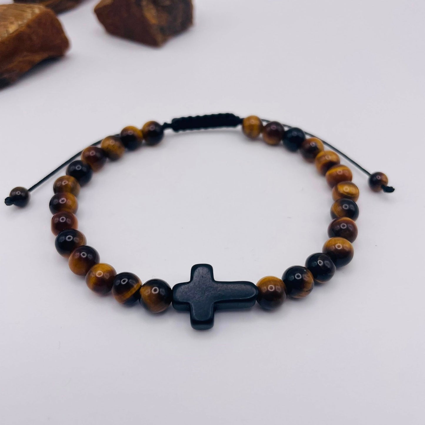 Edelsteinarmband mit Tigerauge und schwarzem Kreuz-Connector, handgefertigt von WUNDERSTEIN