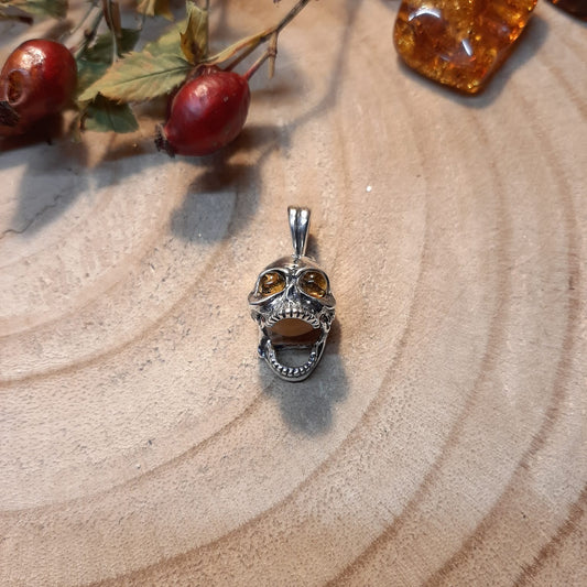 Detailansicht Silber-Totenkopf mit Bernstein – 2 x 1,4 cm, rockiges Statement-Piece von WUNDERSTEIN
