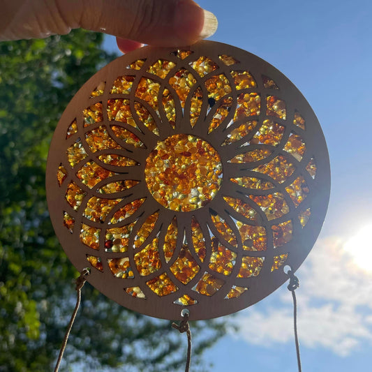 Nahaufnahme: Goldene Bernsteinstücke auf Birkenholz-Scheibe – warmer Schimmer, nordischer Charme
