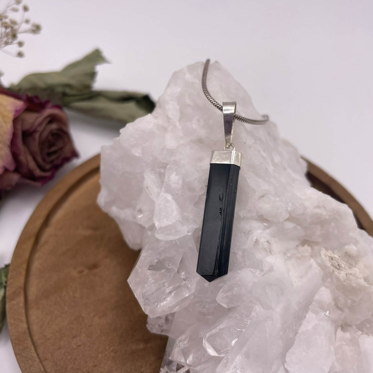 Schwarzer Turmalin Anhänger roh Nr. 2 – Schörl mit 925er Silberkappe, ca. 0,7 × 0,7 × 3 cm – Unikat von WUNDERSTEIN
