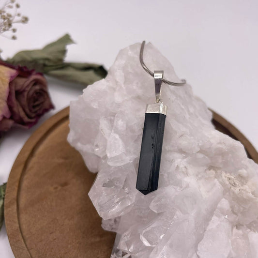 Schwarzer Turmalin Anhänger roh Nr. 2 – Schörl mit 925er Silberkappe, ca. 0,7 × 0,7 × 3 cm – Unikat von WUNDERSTEIN
