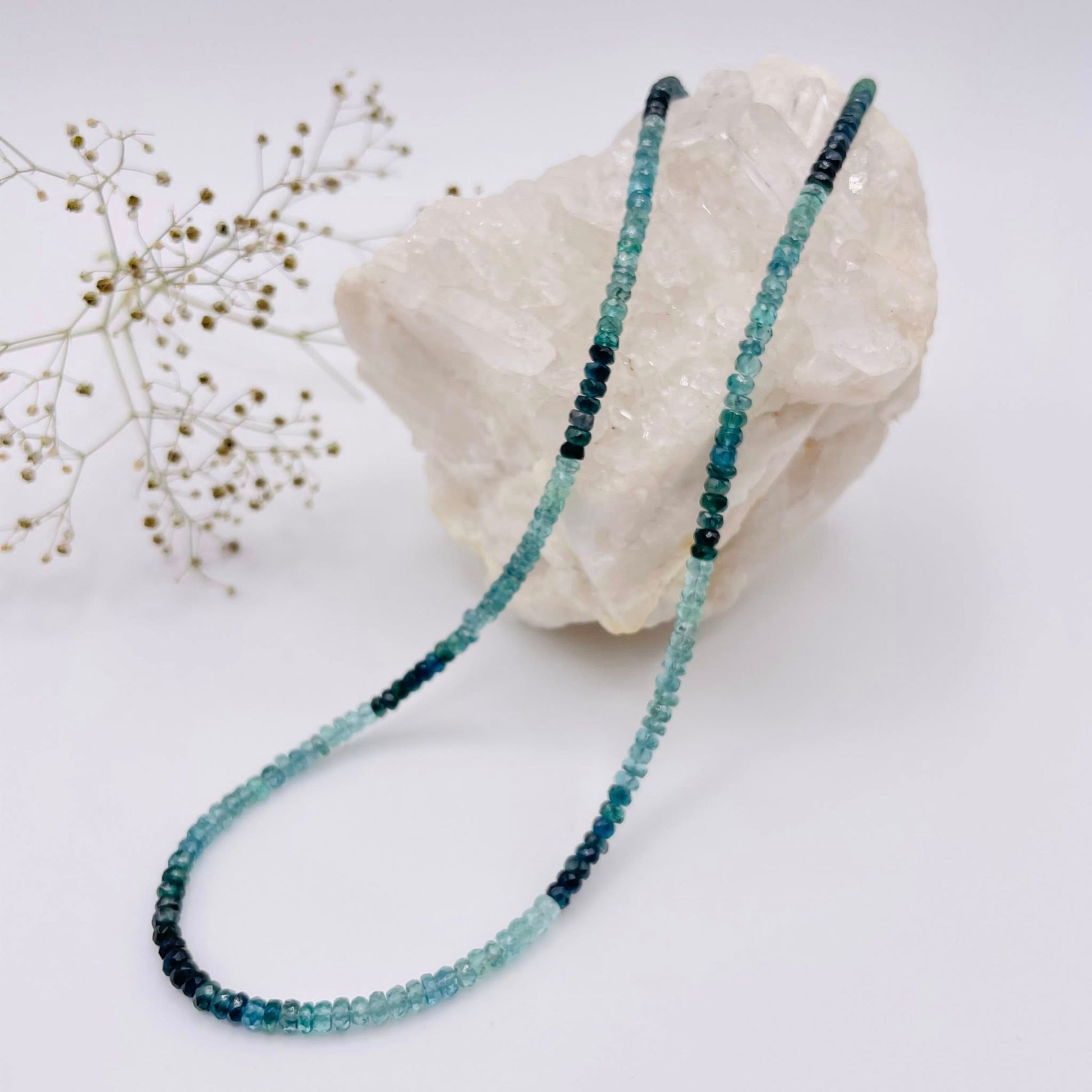 Blaue Turmalin-Halskette getragen – Edelstein-Schmuck Unikat aus dem Weinviertel, WUNDERSTEIN