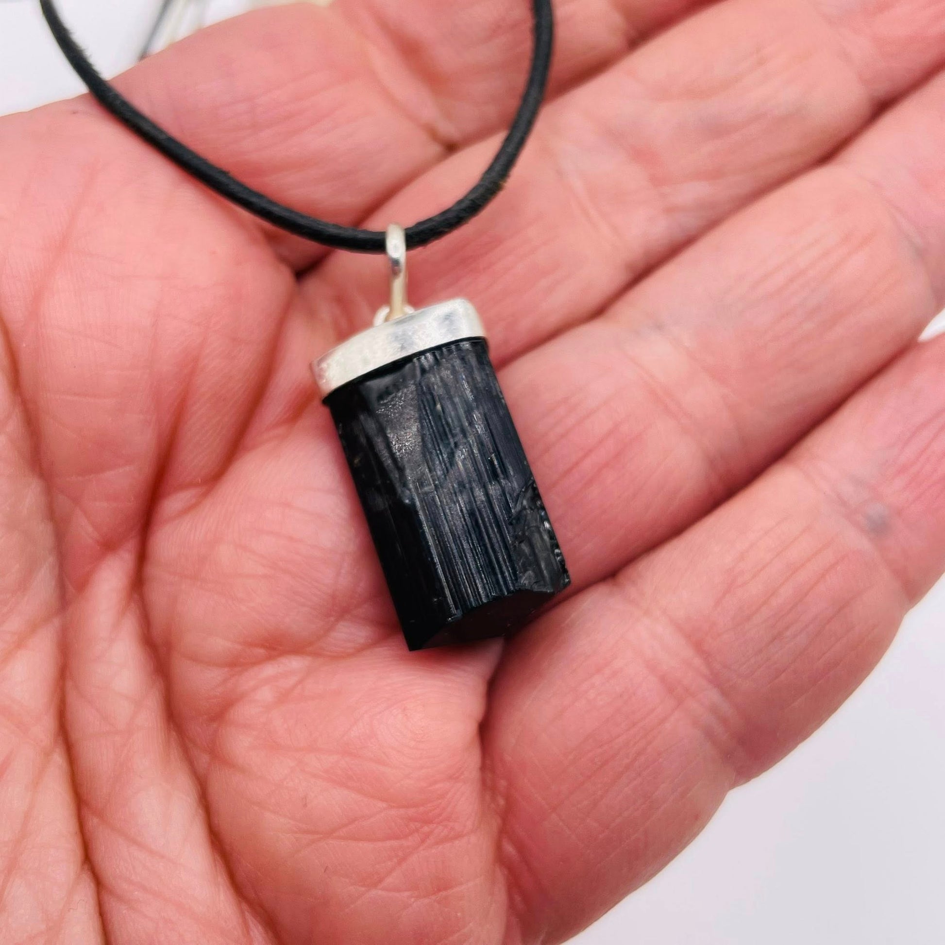 Schörl Anhänger mit Silberkappe – natürlicher Schutzstein, Edelstein-Schmuck WUNDERSTEIN
