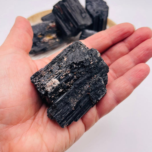 Natürlicher Schörl Rohstein XL – schwarzer Turmalin als Schutz- und Erdungsstein, handverlesen von WUNDERSTEIN
