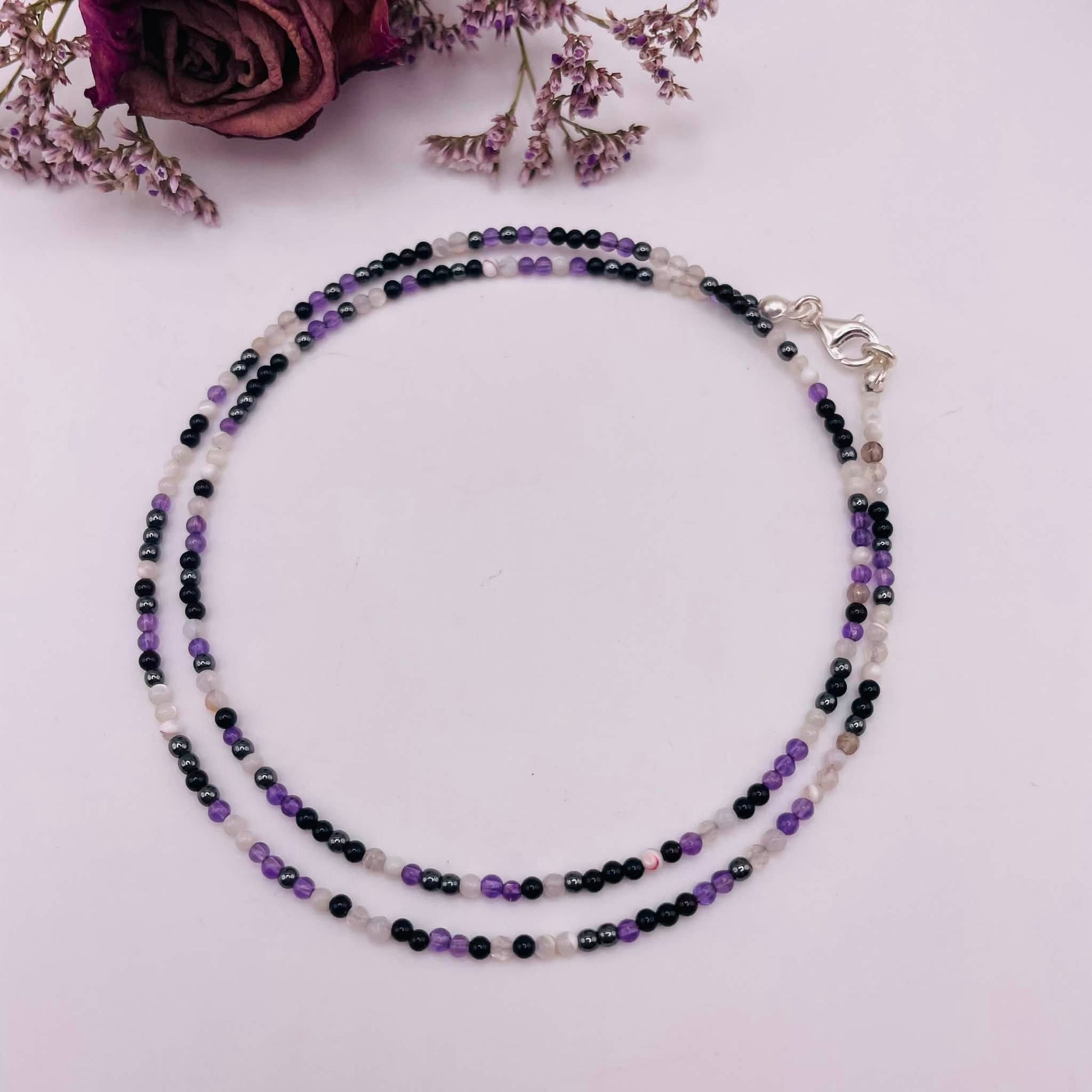 Perlmutt & Amethyst Edelstein Halskette auf weißem Hintergrund – Onyx, Hämatit, Botswana-Achat, 925er Silber-Karabiner – WUNDERSTEIN
