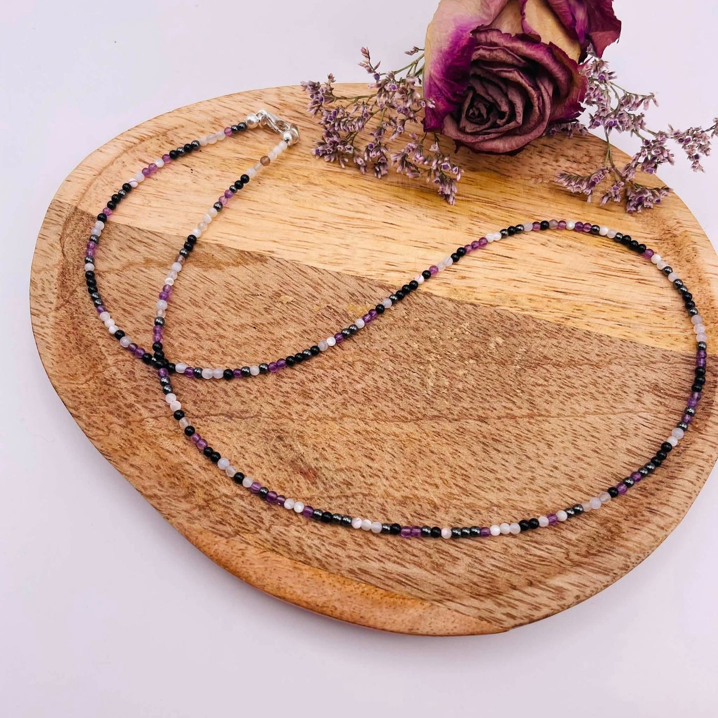 Perlmutt & Amethyst Halskette auf Holztablett – elegantes Farbenspiel aus Amethyst, Onyx & Perlmutt – Unikat von WUNDERSTEIN
