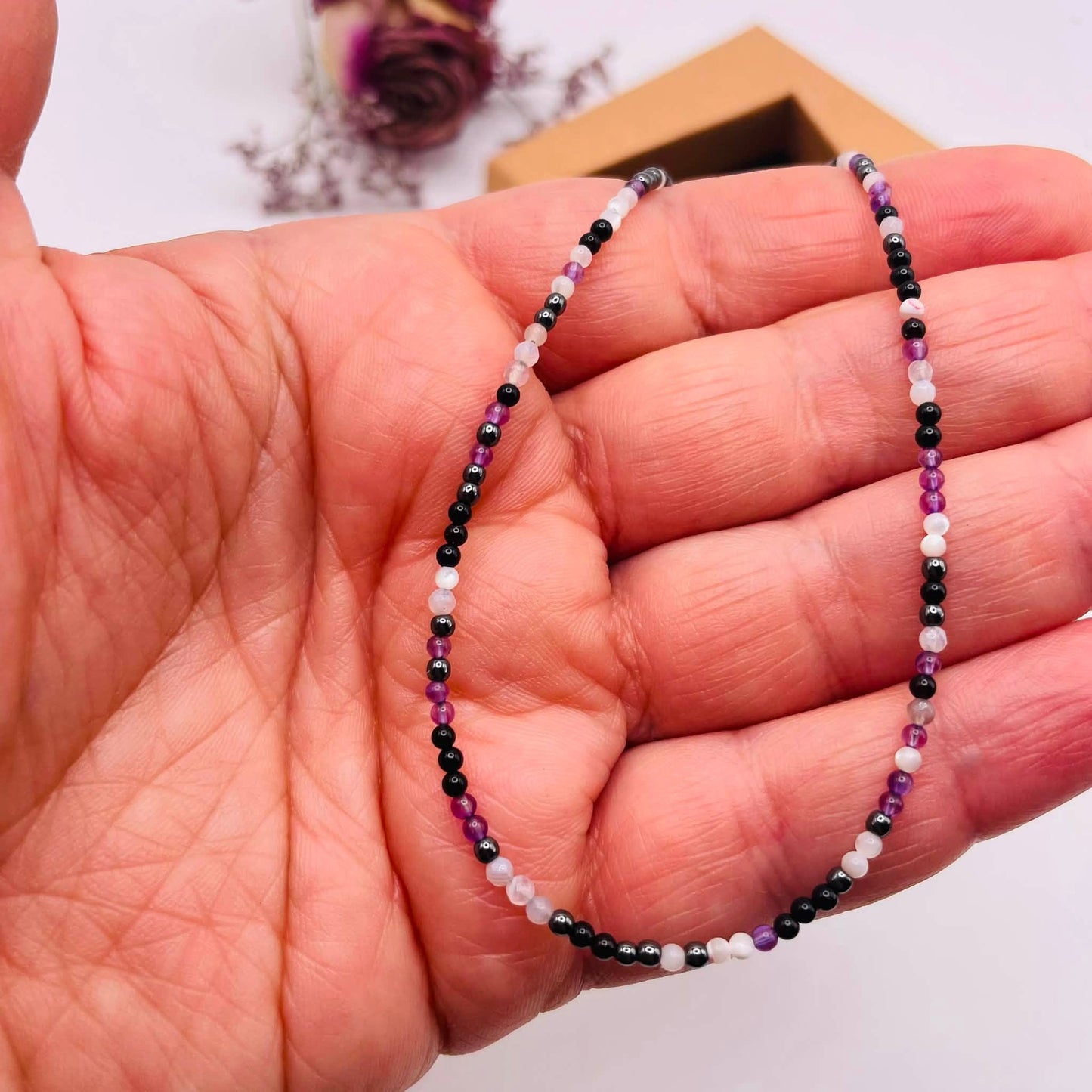 Hauchzarte Edelstein Halskette in der Hand – Perlmutt, Amethyst, Hämatit & Onyx, 2 mm Perlen, 48 cm – WUNDERSTEIN
