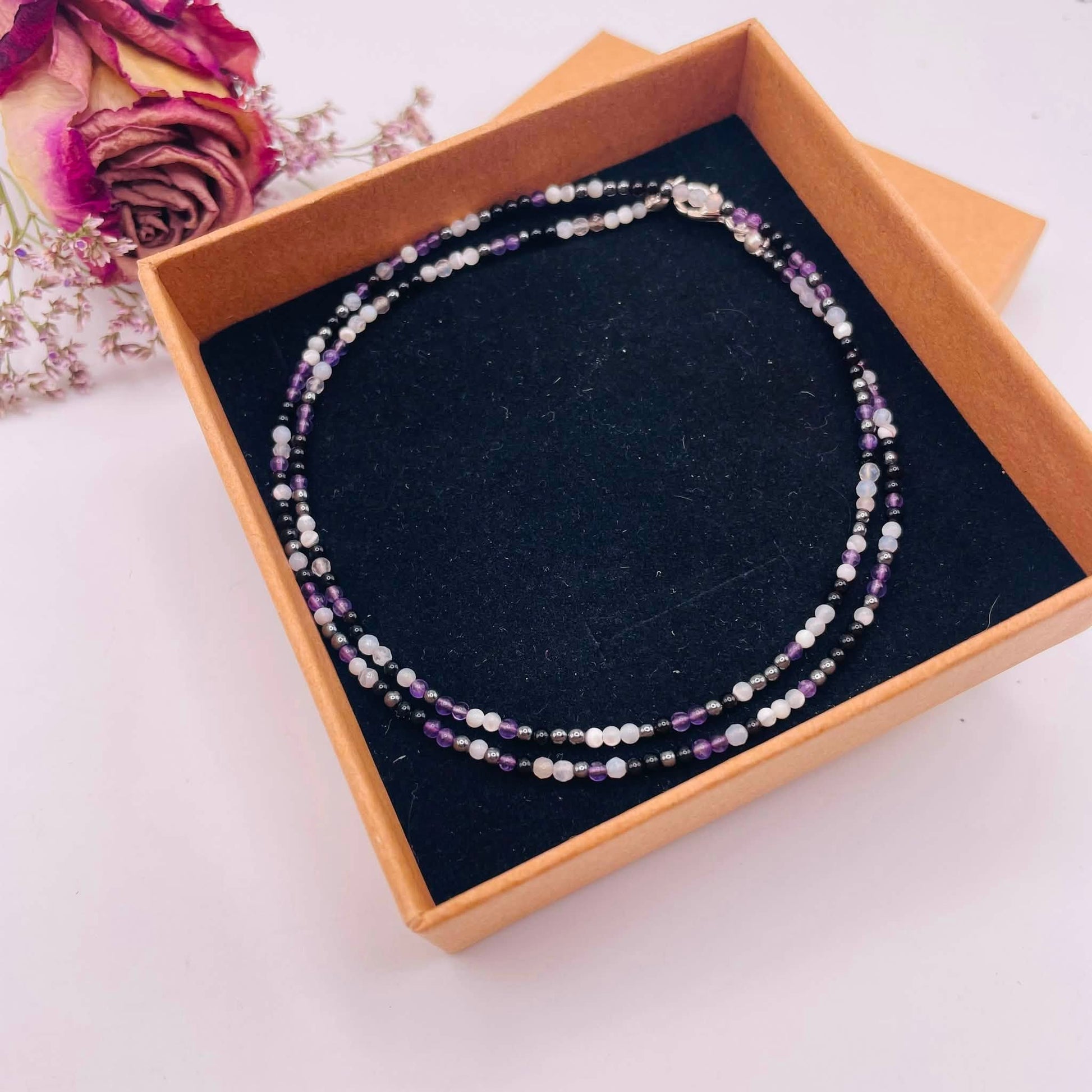 Perlmutt & Amethyst Edelstein Halskette in Schmuckbox mit 925er Silber-Karabiner – Unikat handgefertigt von WUNDERSTEIN
