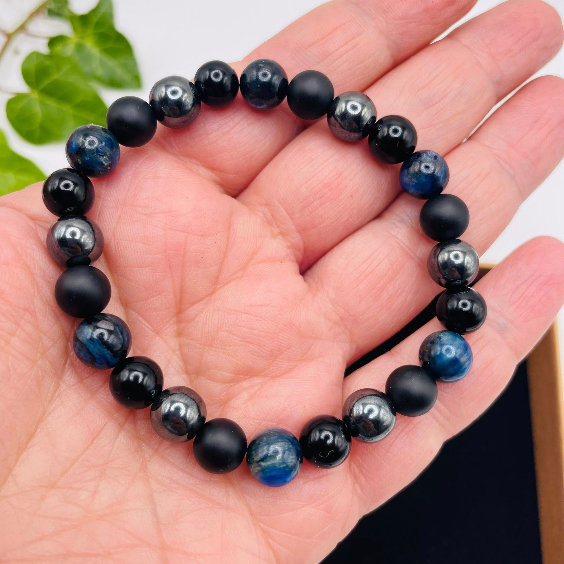 Detailansicht Armband DER WÄCHTER – Disthen, Onyx & Hämatit, maskulines Herrenarmband