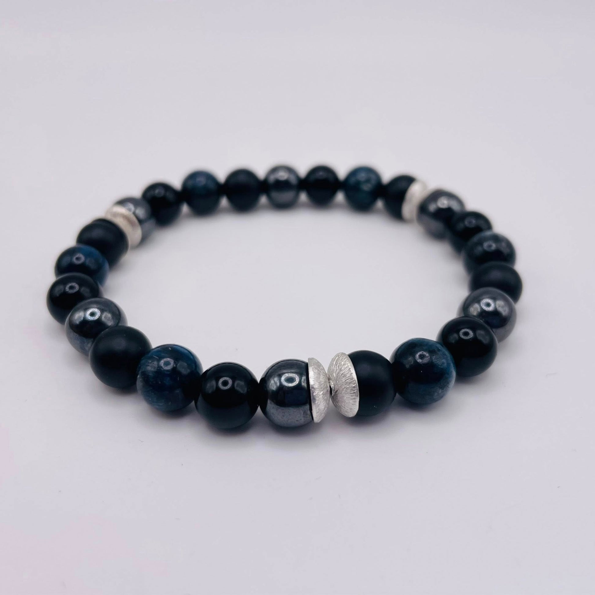 Herren-Edelstein-Armband DER WÄCHTER mit Silberelementen, Disthen, Onyx und Hämatit – WUNDERSTEIN
