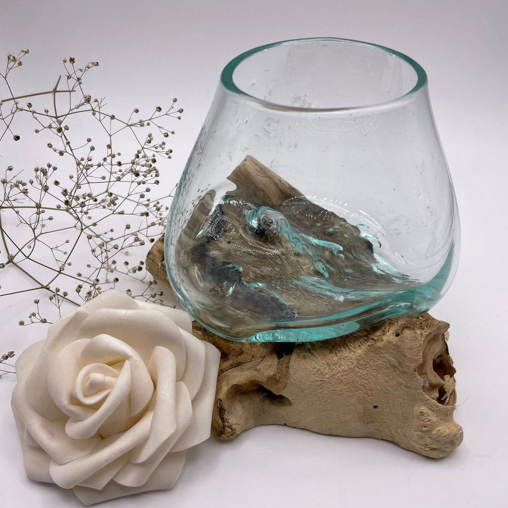 Detailansicht Wurzelholz-Struktur mit abnehmbarer Upcycling-Glasschale – WUNDERSTEIN