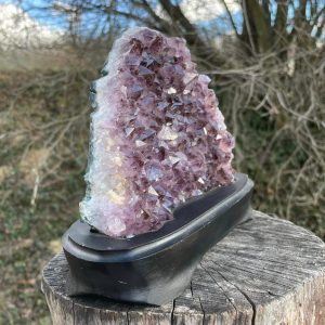 Amethystdrusenstück auf Holz