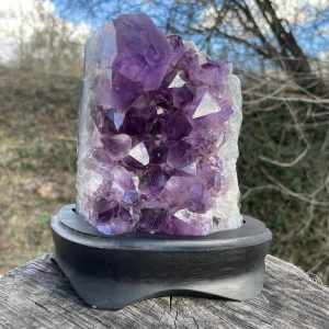 Amethystdrusenstück auf Holz